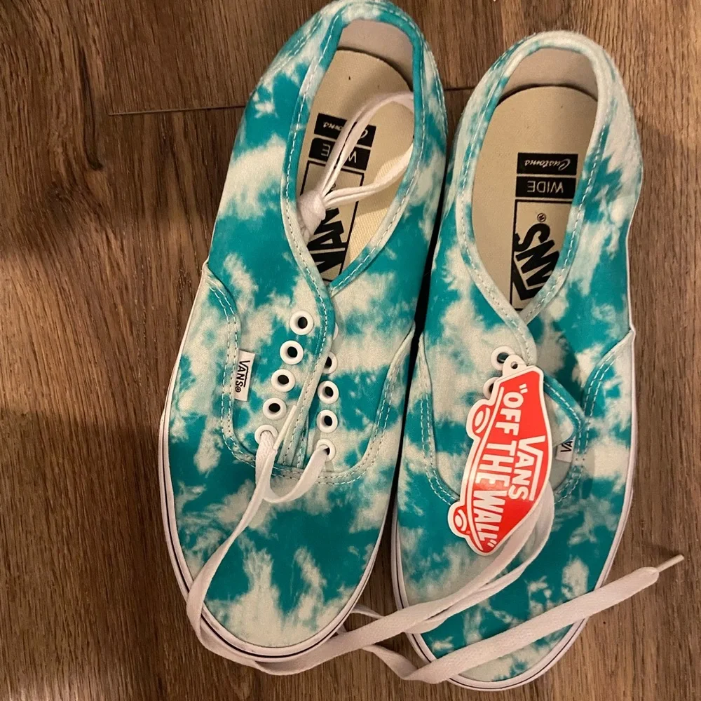 VANS Wide Authentic (NWT) 7.5 women/9 men - Picture 1 of 3